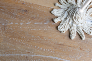 houten vloer schoonmaken met woca natuurzeep