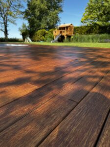 Houten vlonder schoonmaken en opnieuw olien